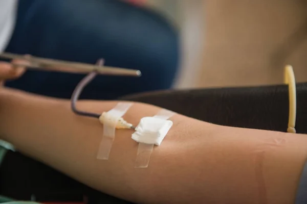 医療の病院で看護婦で献血 — ストック写真