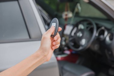 Uzaktan kumanda tuşuna araba elinde, sistem otomatik