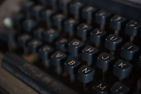 Клавиатура крупным планом старинного типа — стоковое фото
