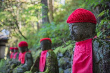 Nikko, Japonya Jizo heykeller Kanmangafuchi uçurum. Buda'nın birçok taşlı heykeller.