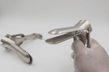 spekulum el doktor beyaz arka plan üzerinde. Tıp kavramı 