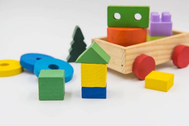 Çocukların oyuncakları beyaz bir arka plan üzerinde renkli ahşap yapılır