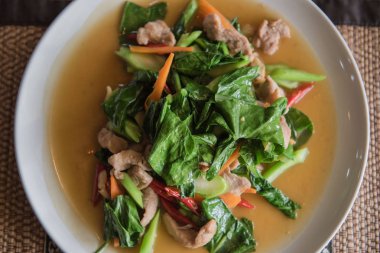 closeup kale ile beyaz bir plaka üzerinde domuz kızarmış. Tayland gıda