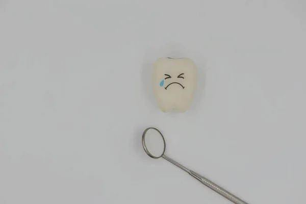 Top view Modelo Bonito brinquedos dentes na odontologia em um fundo branco — Fotografia de Stock