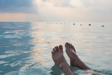 Sabah zaman denizde yüzen adam ayak. Yaz dinlenmek 