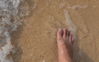 Üstten görünüm ve sağ, dostum kum ve dalgalar deniz üzerinde yaz aylarında ayak