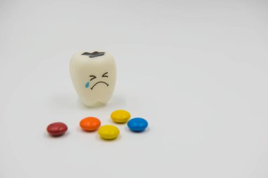 Sevimli oyuncaklar diş ve diş hekimliği beyaz bir arka plan üzerinde renkli şeker modeli