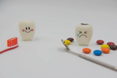 Sevimli oyuncaklar diş ve diş hekimliği beyaz bir arka plan üzerinde renkli şeker modeli