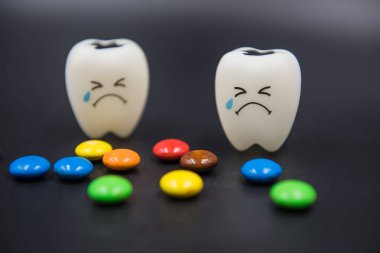 Sevimli oyuncaklar diş ve diş hekimliği siyah bir arka plan üzerinde renkli şeker modeli