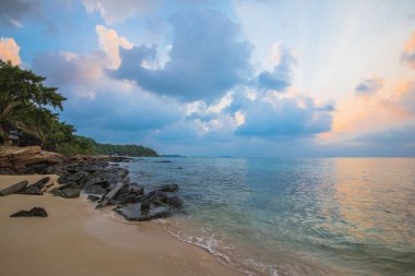 Güzel gökyüzü ve deniz, mükemmel gökyüzü ve su. Sabah saat ve yağmur mevsimi 