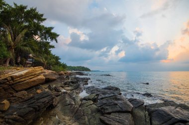 Güzel gökyüzü ve deniz, mükemmel gökyüzü ve su. Sabah saat ve yağmur mevsimi 
