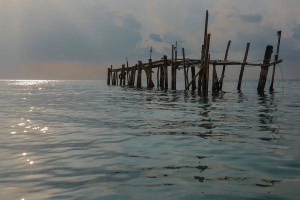 Starý dřevěný most v moři v ranní době — Stock fotografie