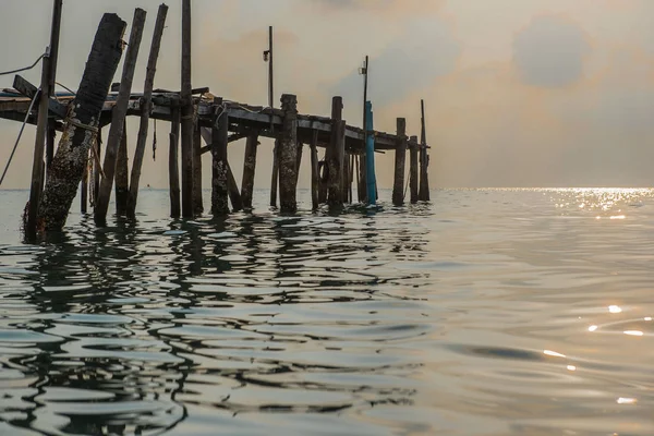 Alte Holzbrücke im Meer zur Morgenzeit — Stockfoto