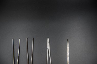 Üstten Görünüm tıbbi ekipman siyah bir arka plan üzerinde. Tıp kavramı 