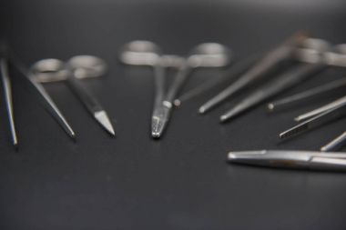 Tıbbi ekipman siyah bir arka plan üzerinde. Tıp kavramı 