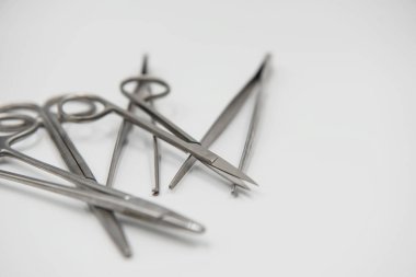 Beyaz bir arka plan üzerinde tıbbi malzeme. Tıp kavramı 