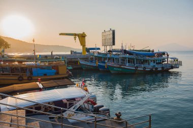  Samet Adası limanında tekne taşımacılığı yapan turistler.