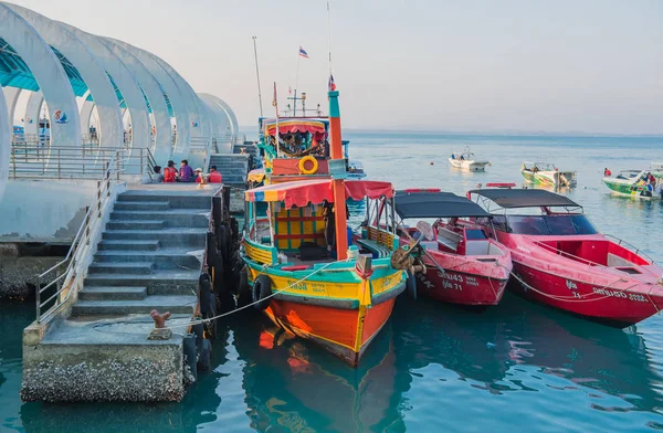 Barco transporta turistas en samet puerto isla. —  Fotos de Stock