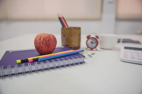 Tillbaka till skolan konceptet rött äpple och bok om vitt bord — Stockfoto