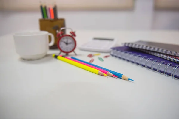 Volver a la escuela crayones concepto sobre mesa blanca — Foto de Stock