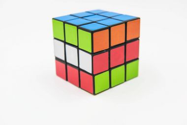 Beyaz arka plan üzerinde Rubik küp bulmaca. Küp bir Macar mimar Erno Rubik tarafından 1974 yılında icat edilmiştir.
