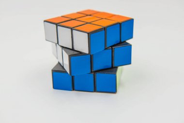 Beyaz arka plan üzerinde Rubik küp bulmaca. Küp bir Macar mimar Erno Rubik tarafından 1974 yılında icat edilmiştir.