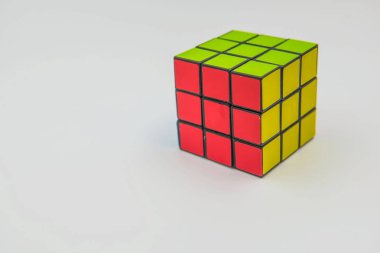 Beyaz arka plan üzerinde Rubik küp bulmaca. Küp bir Macar mimar Erno Rubik tarafından 1974 yılında icat edilmiştir.