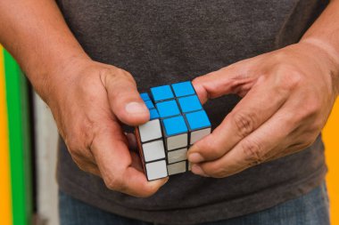 Rubik küp bulmaca erkeklerin elinde. Küp bir Macar mimar Erno Rubik tarafından 1974 yılında icat edilmiştir.