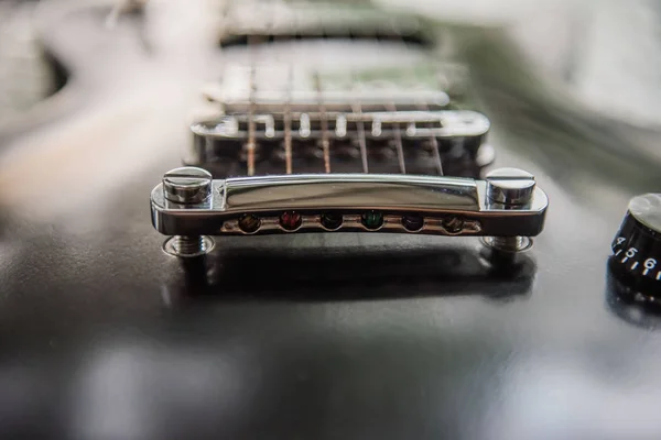 Elektrische gitaar zwart, muzikale apparatuur voor achtergrond muziek — Stockfoto
