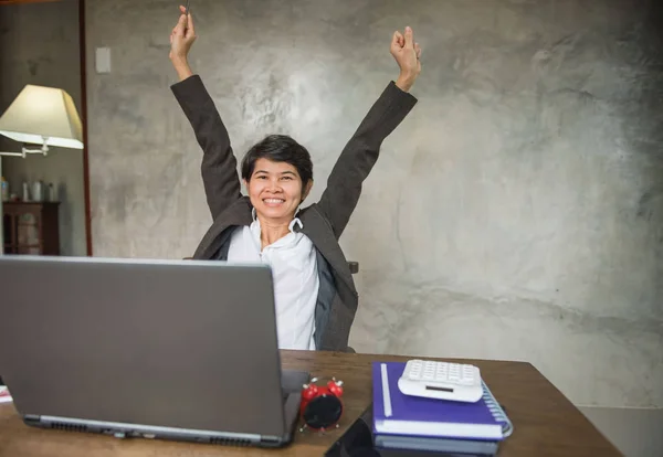 Mujer de negocios sonrisa y feliz en la oficina regocijo éxito —  Fotos de Stock