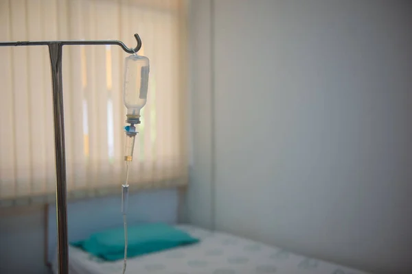 Goteo de solución salina intravenosa de primer plano para el hospital de pacientes —  Fotos de Stock