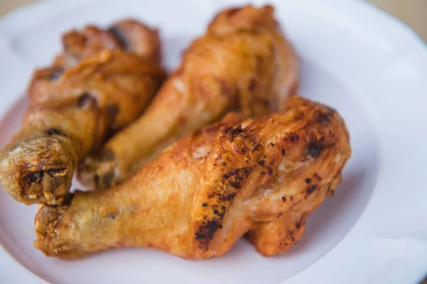 Closeup gebakken kip op een witte plaat — Stockfoto