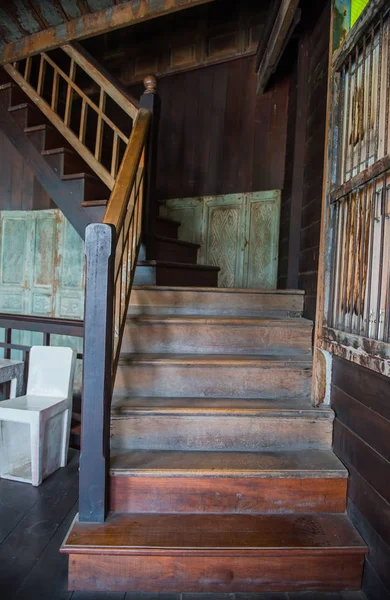 오래 된 나무 계단 집, 인테리어 — 스톡 사진