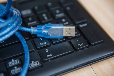 closeup klavye Usb kablosu. Teknoloji kavramı