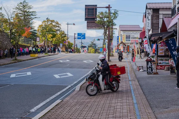 O carteiro dirigindo uma moto no nikko japão  . — Fotografia de Stock