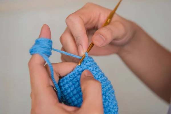 Gros plan bleu tricot à la main femme — Photo
