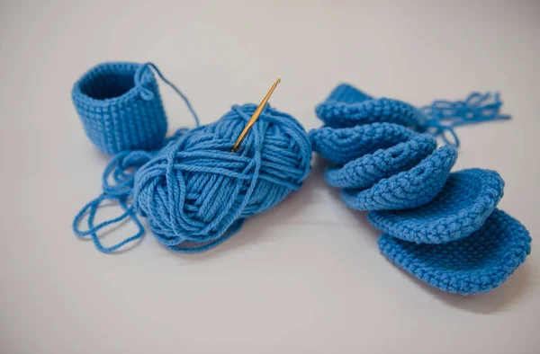 Gros plan bleu tricot sur fond blanc — Photo