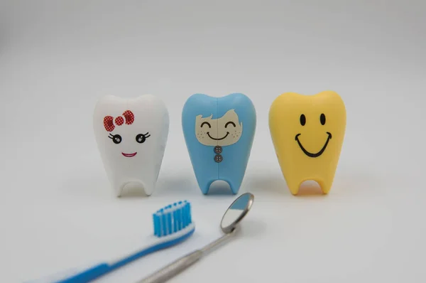 Diş Hekimliği beyaz bir arka plan üzerinde renkli modeli sevimli oyuncaklar dişlerde