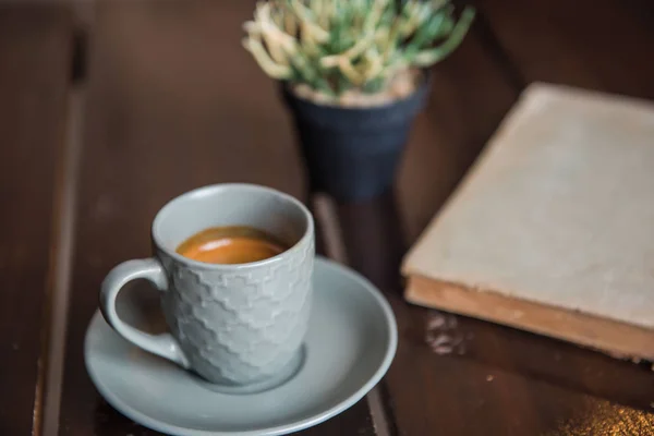 Fincan kahve Beyaz ahşap masa ve eski kitap ve pot 