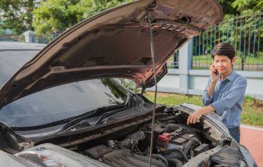 ülke yolda araba bozuldu ve Kadınlar telefonda konuşurken yardım isteyin 
