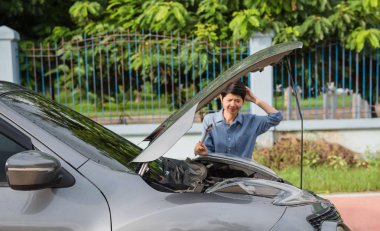 ülke yolda araba bozuldu ve kadın arabasını tamir