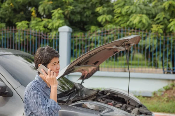 Las mujeres que hablan por teléfono piden ayuda Su coche está roto en el camino del campo — Foto de Stock