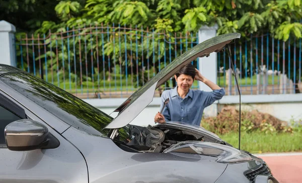 ülke yolda araba bozuldu ve kadın arabasını tamir
