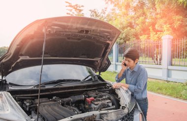Kadın telefonda konuşurken arabasını ülke yolda bozuldu yardım isteyin