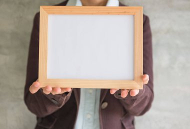 Ahşap fotoğraf çerçevesi kadının elinde boş 