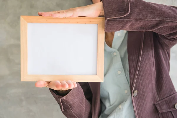 Пустая деревянная фотография рамка в руке женщины — стоковое фото