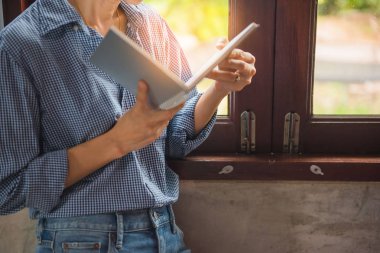 Kadınlar kitapları kütüphanede elinde tutar 