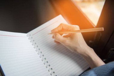 Closeup el kadın defter kalemle yazma 