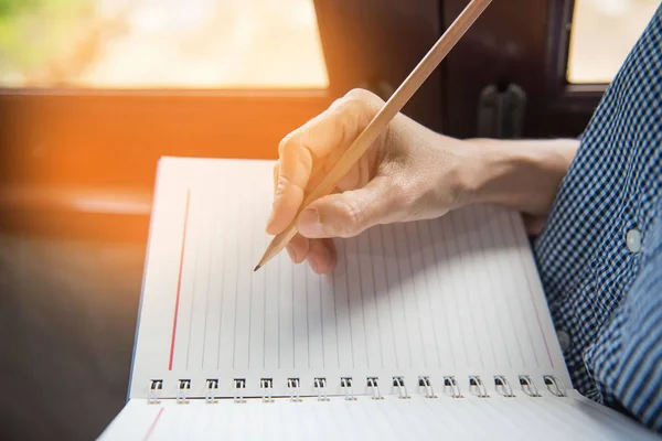 Closeup mão Mulher escrevendo notebook com lápis — Fotografia de Stock