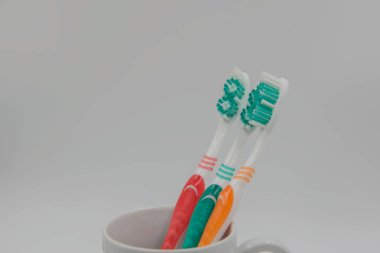 Beyaz bir arka plan üzerinde izole cam diş fırçaları